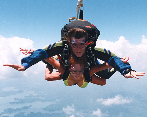 Imagem de um salto duplo de skydiving